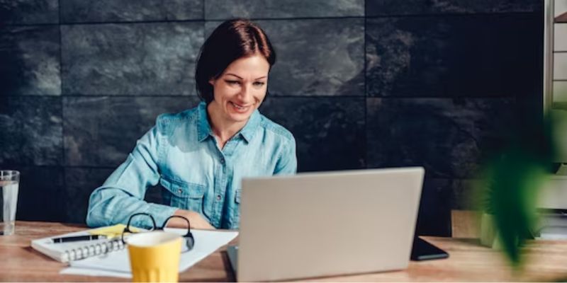 Mulher sorridente agendando serviços no Ministério do Trabalho Salvador online